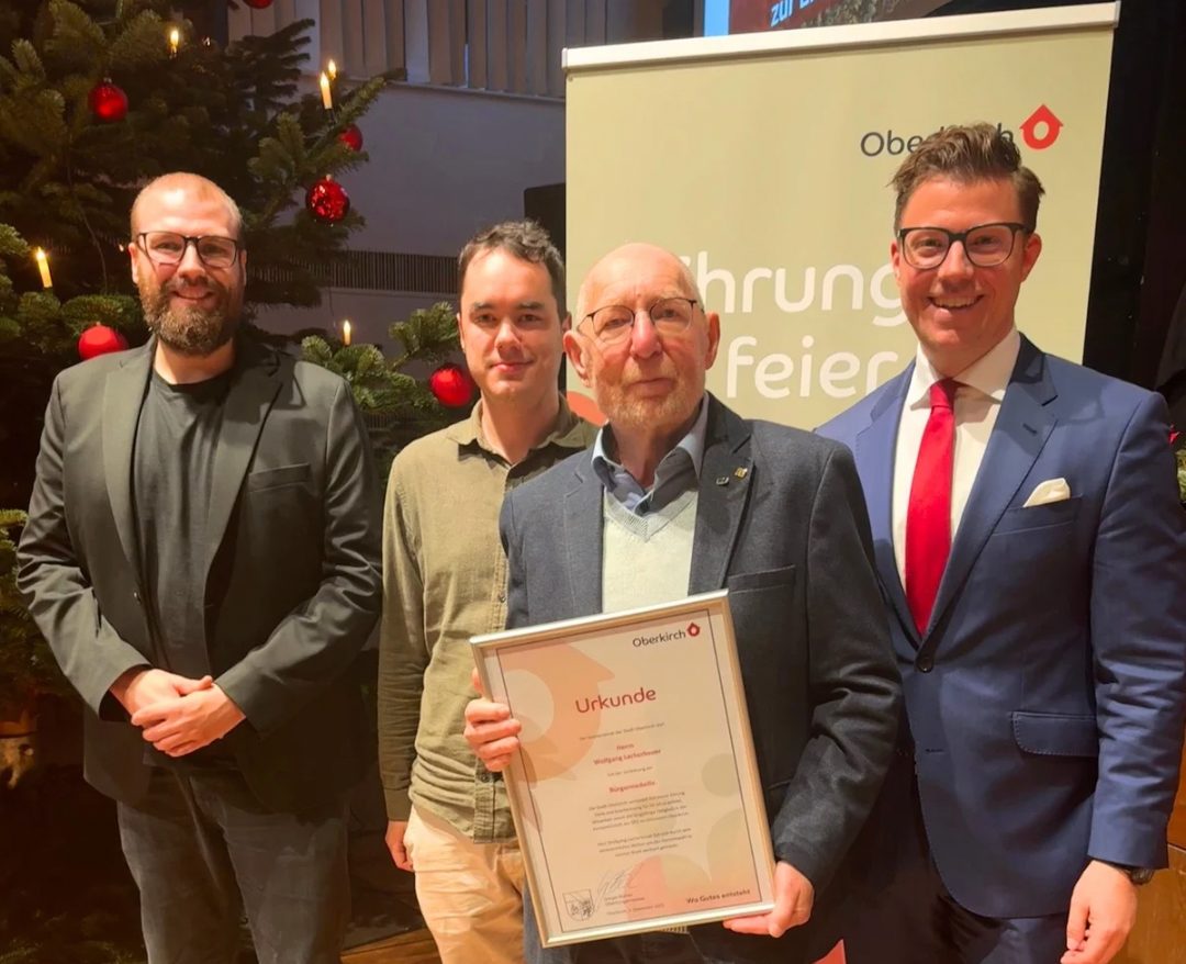 Auf dem Bild sind von links zu sehen Landtagskandidat Raphael Kupferer, Ortsvereinvorsitzender Daniel Busam, Wolfgang Lacherbauer und Oberbürgermeister Gregor Bühler